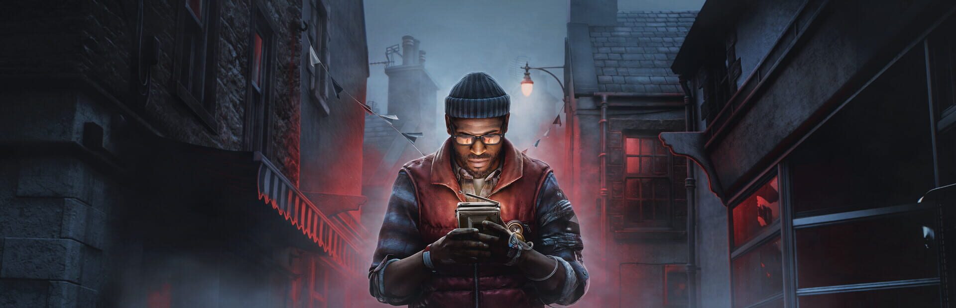 Simon, en blouson rouge et bonnet sombre, éclairé par l'écran de sa télévision de poche dans une rue noyée de brouillard