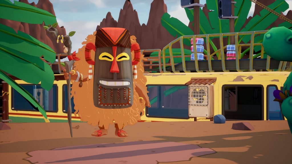 Un grand personnage vêtu de raphia, portant un masque de bois rouge et blanc et tenant un bâton, devant le minibus jaune