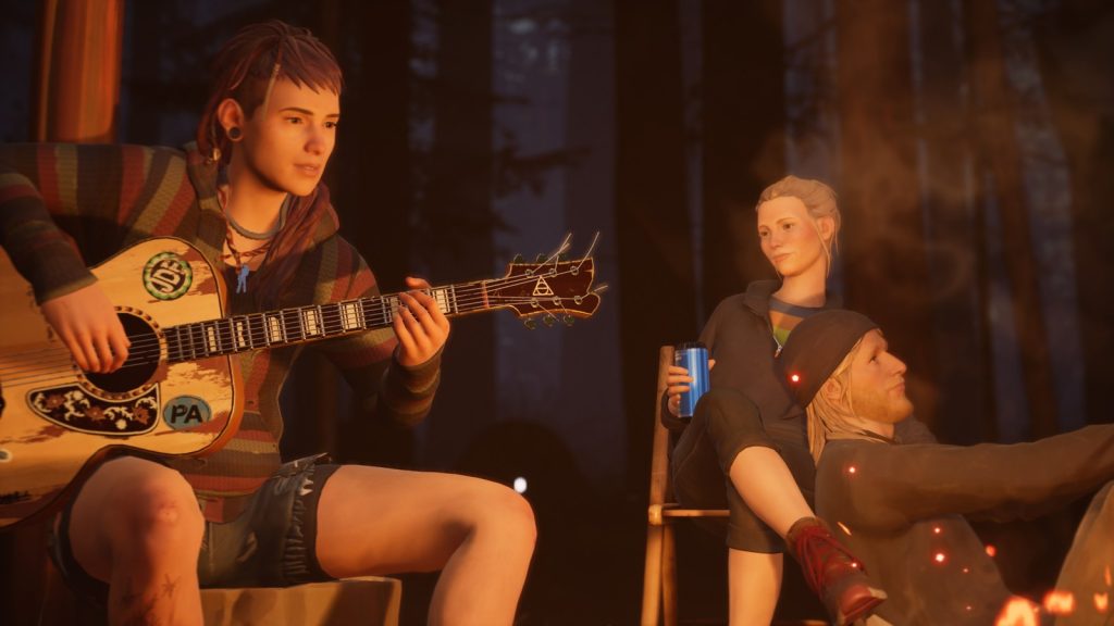 Une jeune femme joue de la guitare acoustique couverte d'autocollants devant un feu de camp, deux compagnons l'écoutent dans la forêt de nuit