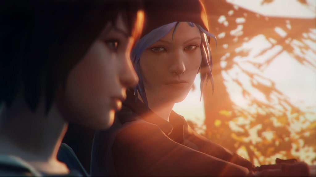Max et Chloe de profil, à contre-jour devant un ciel orange