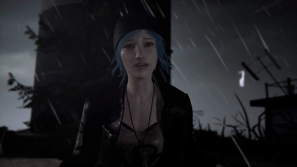 Chloe Price en veste de cuir noire, les cheveux bleus trempés, sous une pluie battante dans une décharge de nuit