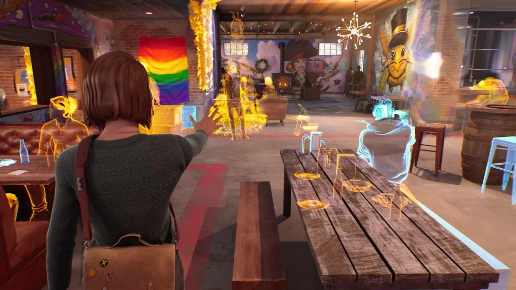 Max de dos entre dans un bar décoré d'un drapeau arc-en-ciel, où des silhouettes et des objets translucides bleus se superposent au décor