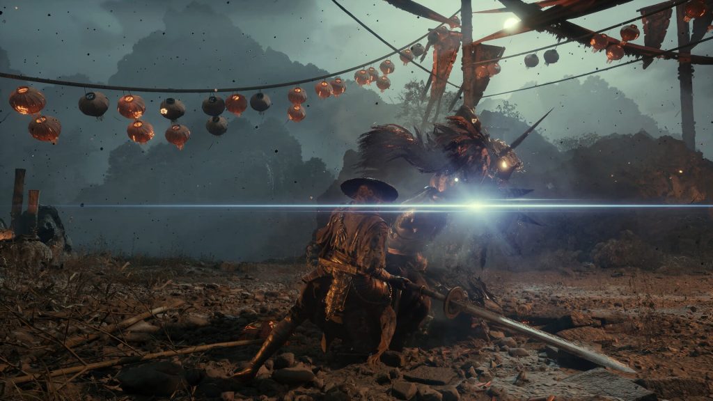 Combat de boss sous des guirlandes de lanternes rouges, une creature cornue face au heros au sabre