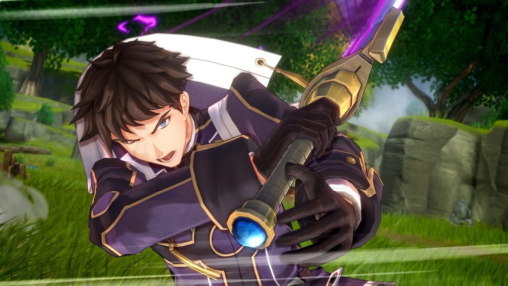 Jeune homme brun en uniforme sombre à parements violets, un œil fermé, brandissant une lame blanche incurvée dans une zone herbeuse