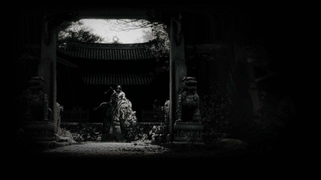 Portique de temple sombre vu de l'extérieur, une petite silhouette debout dans l'ouverture éclairée, statues de gardiens de pierre de chaque côté