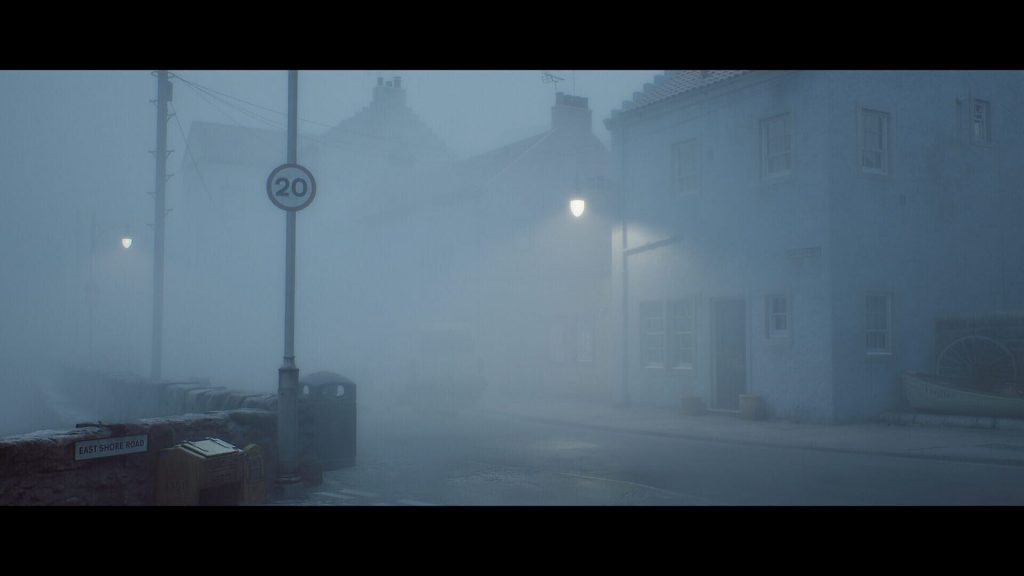 Rue de village noyée dans le brouillard au crépuscule, maisons de pierre, réverbères allumés et panneau de limitation à 20 miles à l'heure