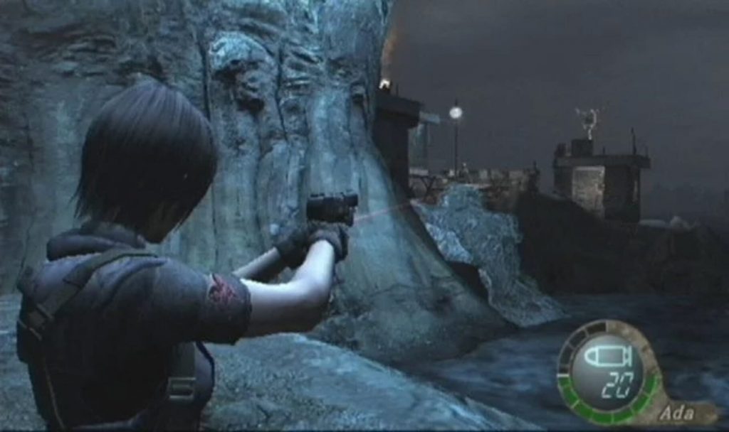 Resident Evil 4, caméra à l'épaule derrière Ada pistolet levé, un bateau au loin et le compteur de munitions à l'écran