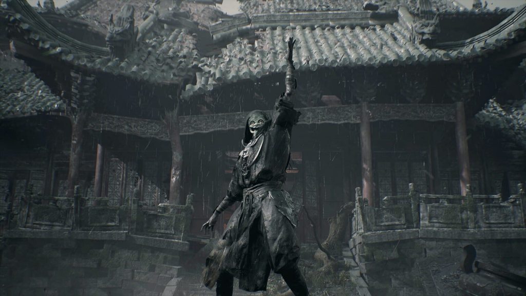 Un combattant masqué de Phantom Blade Zero lève son sabre sous la pluie, dans la cour d'un temple aux toits de tuiles