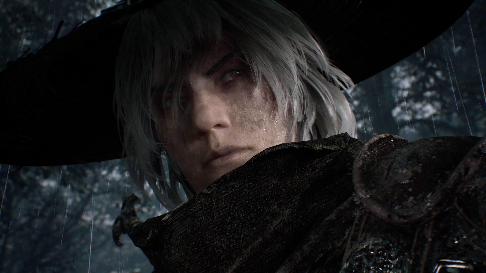 Gros plan sur le héros de Phantom Blade Zero, cheveux blancs sous un large chapeau, dans la pluie