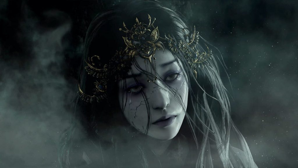 Visage féminin au teint bleuté et à la peau craquelée, coiffé d'une couronne d'or ouvragée, dans la brume