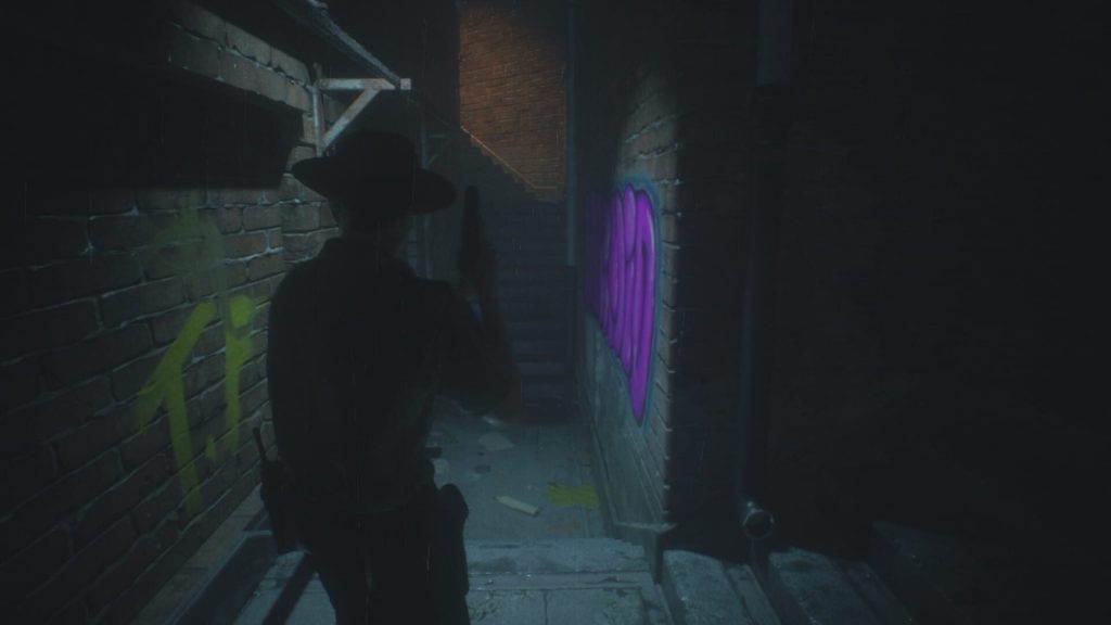 Le remake de Resident Evil 2 en 2019, une ruelle sombre aux graffitis violets, le personnage vu de dos