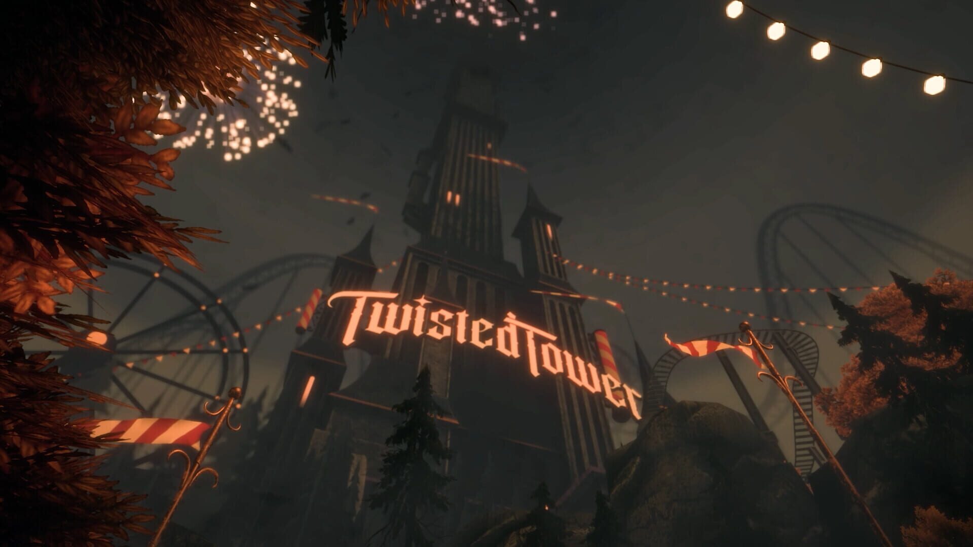 L'enseigne lumineuse Twisted Tower au sommet d'une tour sombre, une grande roue et des montagnes russes en silhouette derrière des guirlandes d'ampoules
