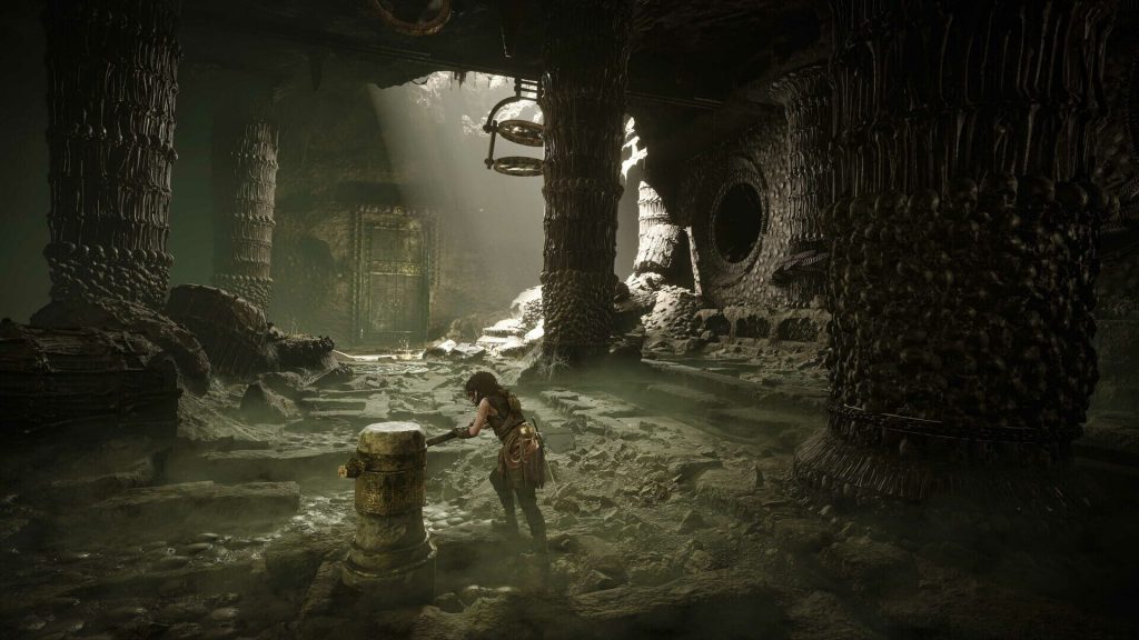Grotte inondée éclairée par une ouverture, un personnage avance dans l'eau avec une lanterne