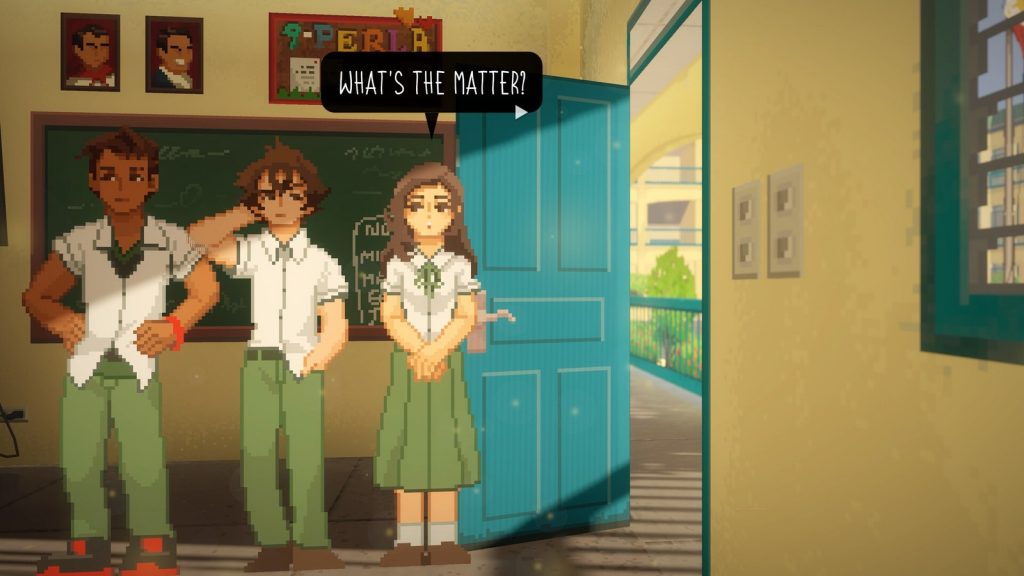 Trois élèves en uniforme blanc et vert dans l'embrasure d'une salle de classe, tableau vert et portraits encadrés au mur, une bulle de dialogue au-dessus d'eux