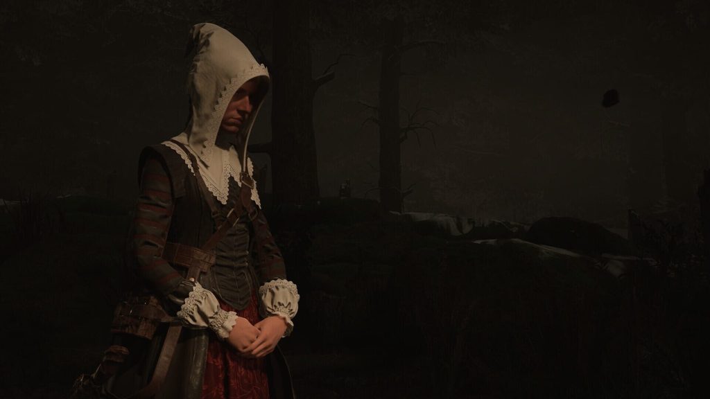 Un personnage encapuchonné en costume d'époque, immobile dans une obscurité presque totale