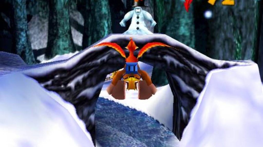 Banjo et Kazooie en vol, ailes déployées, au-dessus d'un couloir de neige bordé de parois sombres.