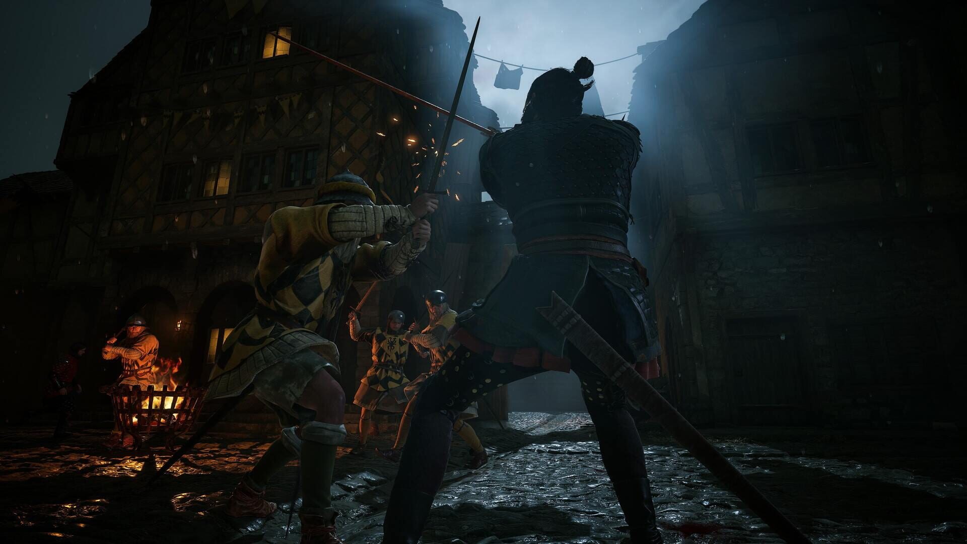 Dans une ruelle médiévale de nuit, un combattant de dos croise l'épée avec un soldat en tunique jaune, près d'un brasero allumé.