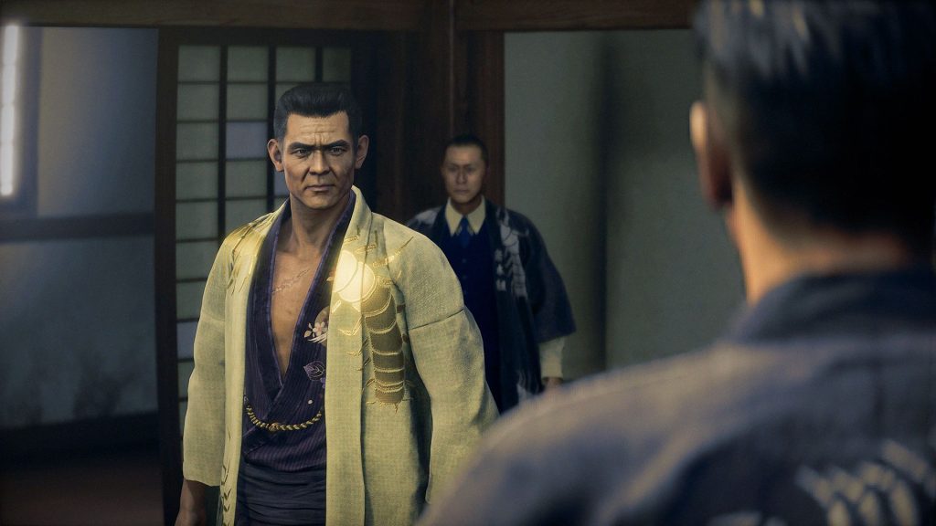 Un homme en haori clair se tient debout dans une pièce japonaise traditionnelle, face à un autre homme vu de dos.