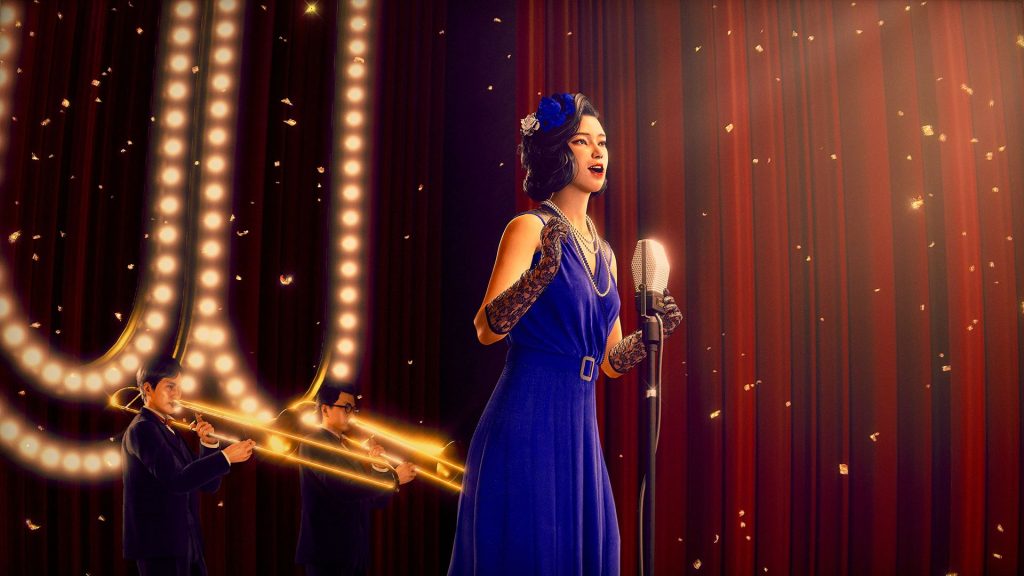 Une chanteuse en robe bleue chante au micro sur une scène bordée d'ampoules, devant un rideau rouge, un trompettiste à ses côtés.