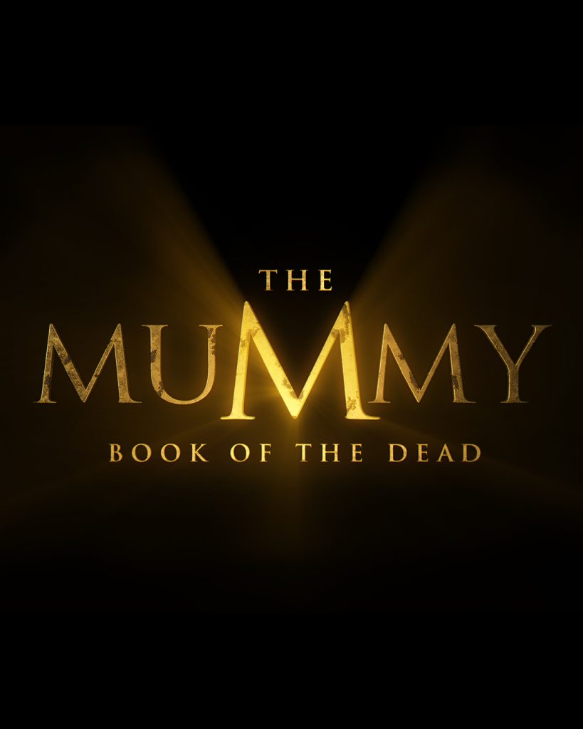 Carton-titre du film : « The Mummy » en lettres dorées sur fond noir, surmonté de « Book of the Dead ».