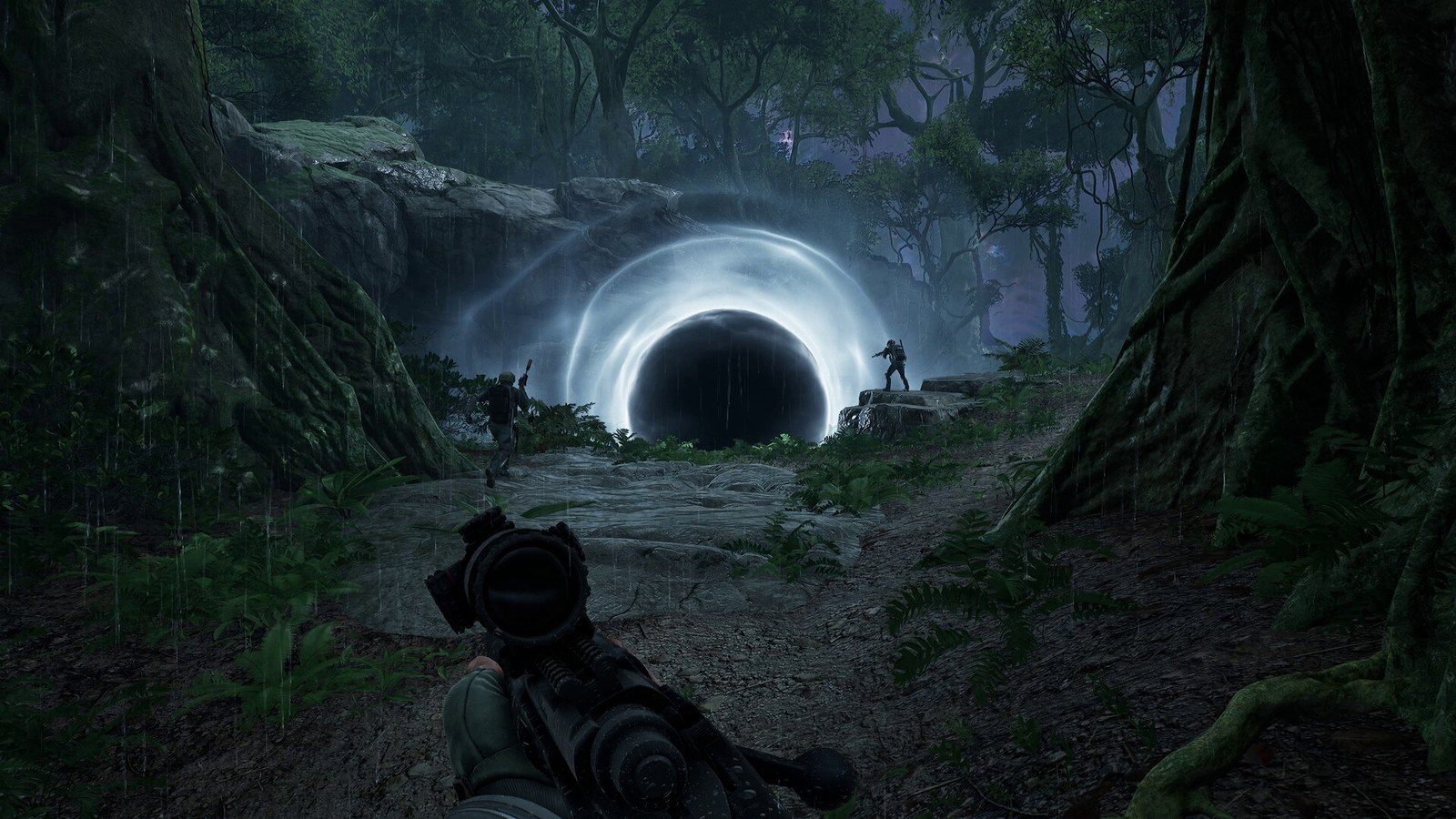 Un immense portail circulaire, lumineux et blanc, s'ouvre dans une paroi rocheuse au fond d'un ravin de jungle sombre ; une silhouette minuscule se tient devant, et le canon d'un fusil apparaît au premier plan en vue subjective.
