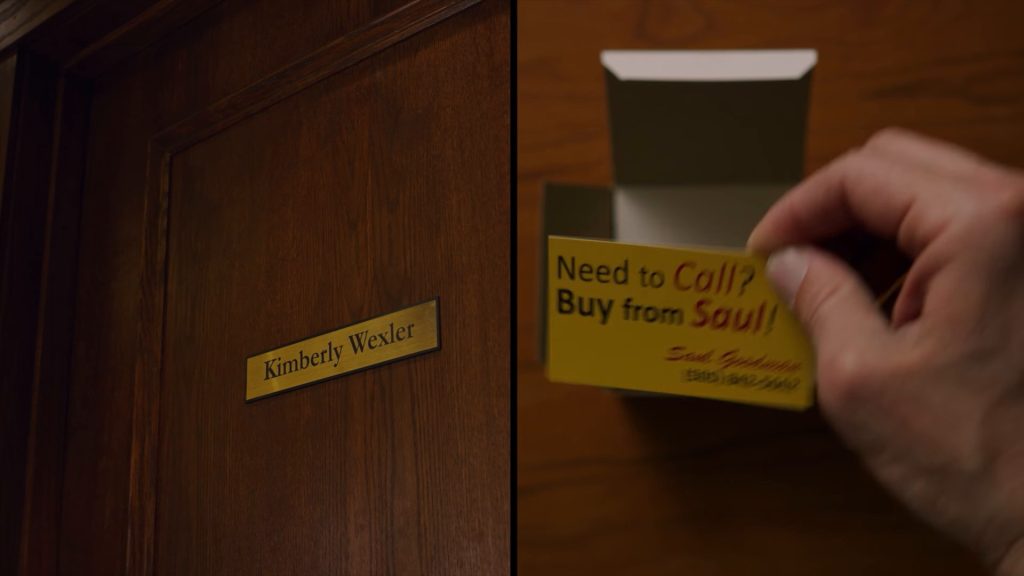 Écran partagé : à gauche, une plaque « Kimberly Wexler » sur une porte en bois ; à droite, une main sort d'une boîte une carte jaune « Need to Call? Buy from Saul! » au nom de Saul Goodman.