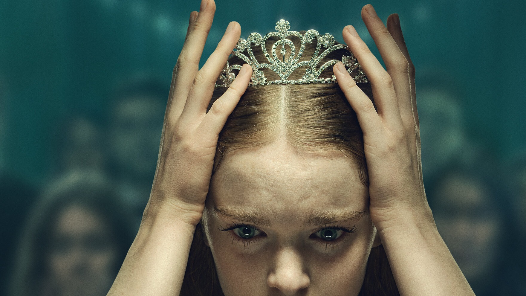 Une adolescente pose ses deux mains sur une couronne de bal posée sur ses cheveux, le regard fixe, devant une foule floue dans une lumière verte.