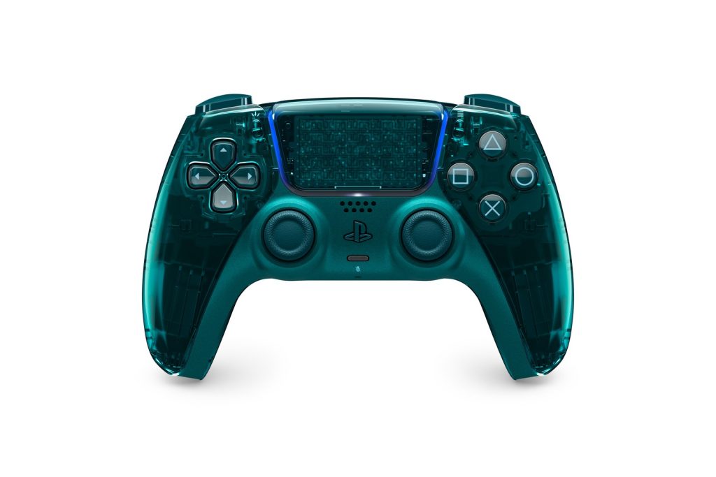 Une manette DualSense vert foncé transparente vue de face, sur fond blanc, avec ses boutons et son pavé tactile teintés.