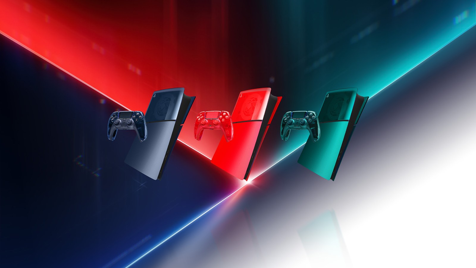 Trois PS5 aux façades transparentes, bleu nuit, rouge et vert, chacune accompagnée d’une manette DualSense transparente de la même couleur, sur un fond de faisceaux lumineux rouge, bleu et turquoise.