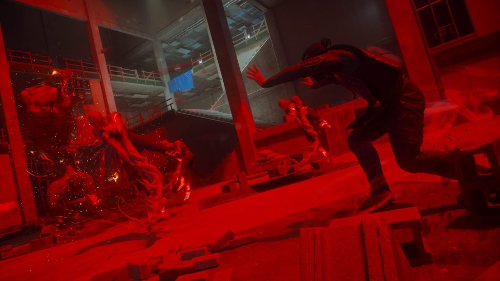 Une salle plongée dans une lumière rouge, où une silhouette court devant des formes cristallines incandescentes.