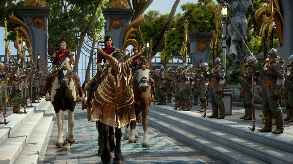 Des cavaliers en armure dorée défilent entre deux rangées de soldats, sur une avenue pavée bordée de statues et de grilles ouvragées.