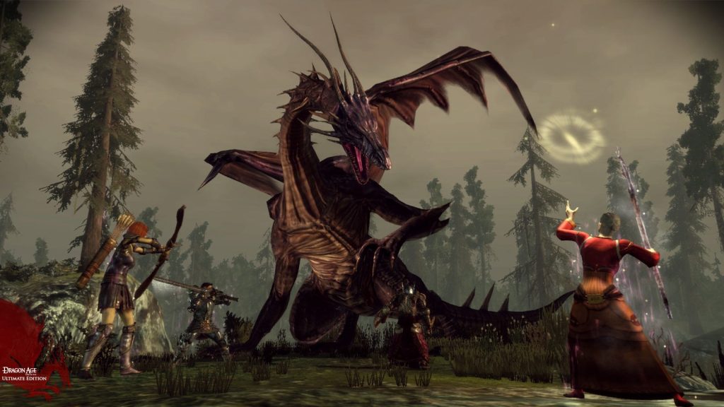 Un dragon aux ailes déployées affronte un groupe d'aventuriers dans une forêt de sapins, face à une magicienne en robe rouge qui lève la main.