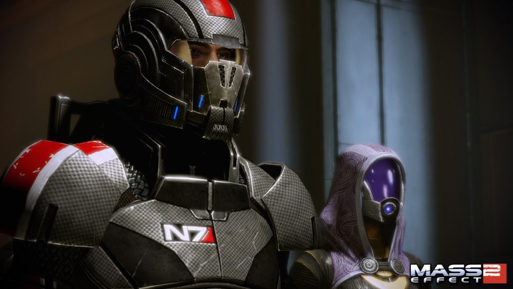 Un soldat en armure grise frappée du sigle N7, casque fermé, à côté d'une silhouette masquée sous une capuche violette.