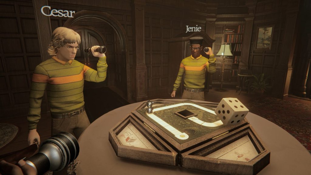 Deux joueurs en pull rayé jaune et vert, lampe torche à la main, debout autour d'un plateau de jeu en bois posé sur une table ronde, à côté d'un gros dé blanc.