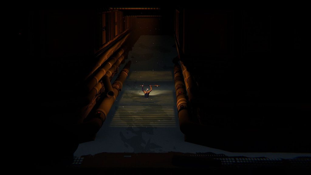 Un personnage armé, bras levés, dans un couloir industriel sombre bordé de tuyaux.