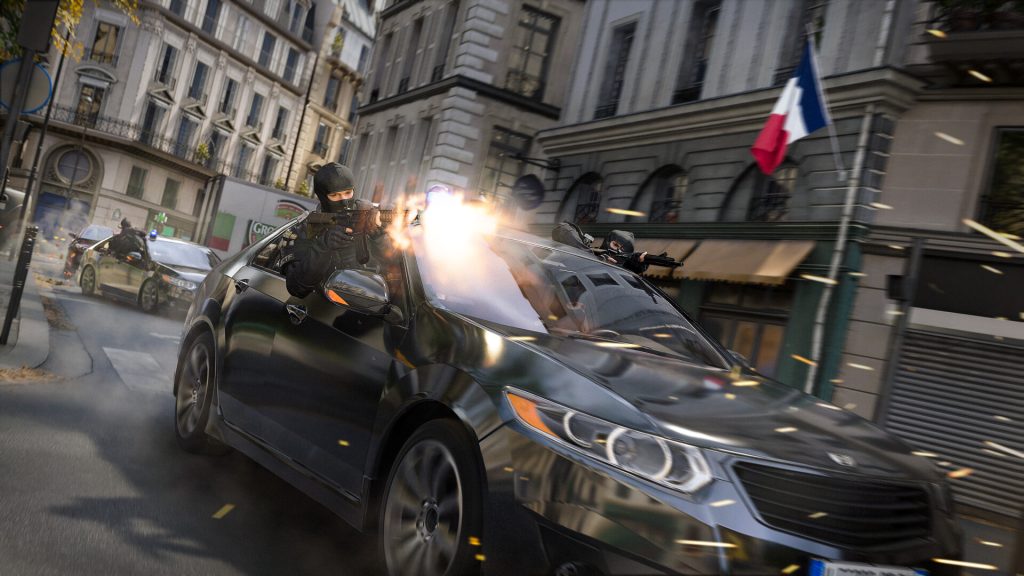 Une berline fonce dans une rue parisienne sous les tirs, un drapeau français accroché à une façade haussmannienne.