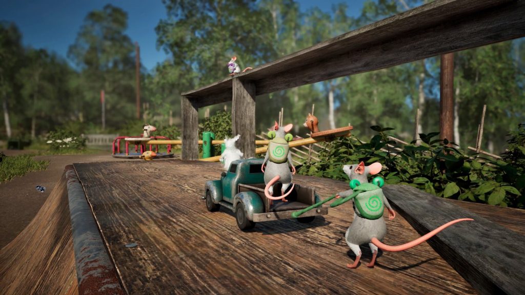 Deux souris à sac à dos vert poussent une petite camionnette de jouet sur une planche de bois, dans un jardin ensoleillé.