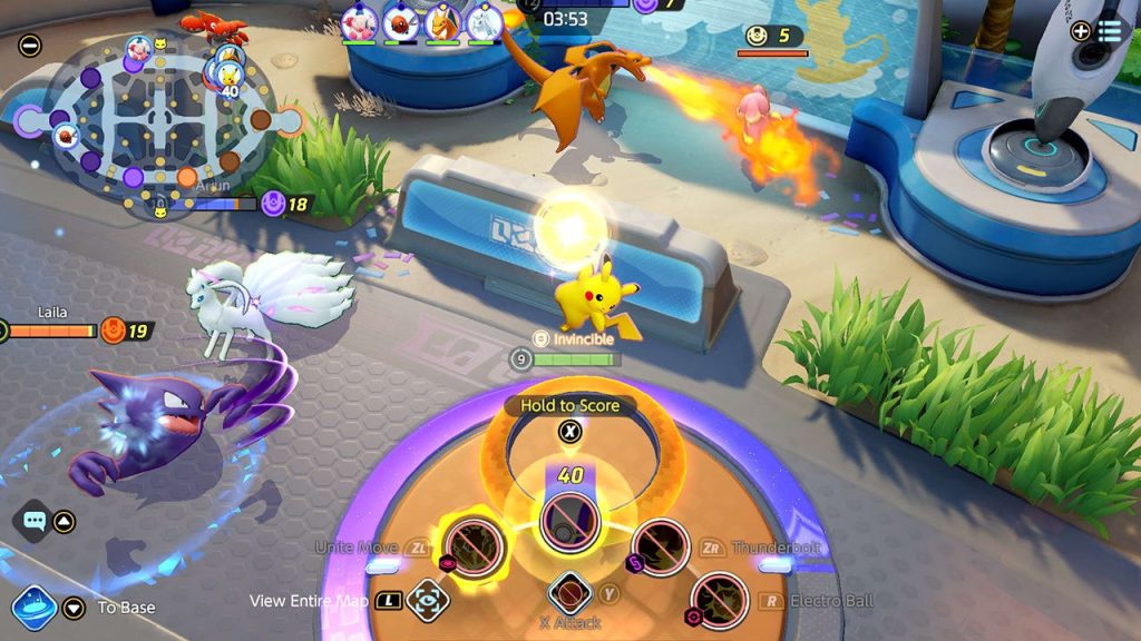 Vu de dessus, Pikachu dépose 40 points dans une zone de but orange pendant que Spectrum et Feunard d’Alola approchent et que Dracaufeu crache du feu.