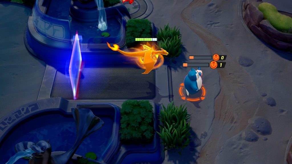 Vu de dessus, de nuit, Dracaufeu s'élance vers Ronflex, entouré d'un cercle de visée orange, près d'une barrière lumineuse violette.