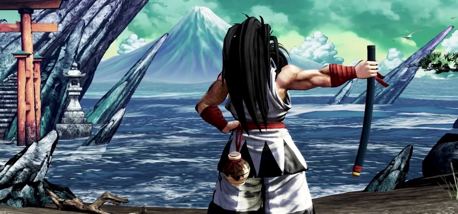 Un samouraï aux longs cheveux noirs, de dos, sabre au fourreau à la main, face à une mer agitée et à un mont enneigé, près d'un torii rouge.