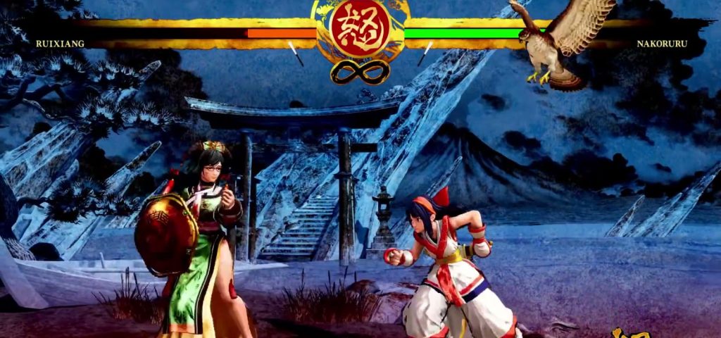 Écran de combat : une jeune fille en tenue blanche et rouge fait face à une combattante au bouclier, sous un torii, avec les barres de vie en haut.