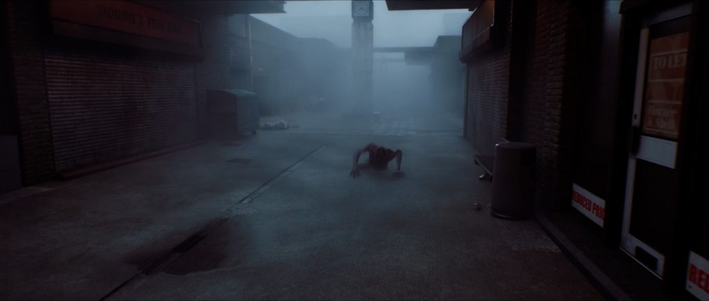 Une silhouette humaine rampe à quatre pattes au milieu d'une rue déserte, entre des boutiques fermées, dans le brouillard.