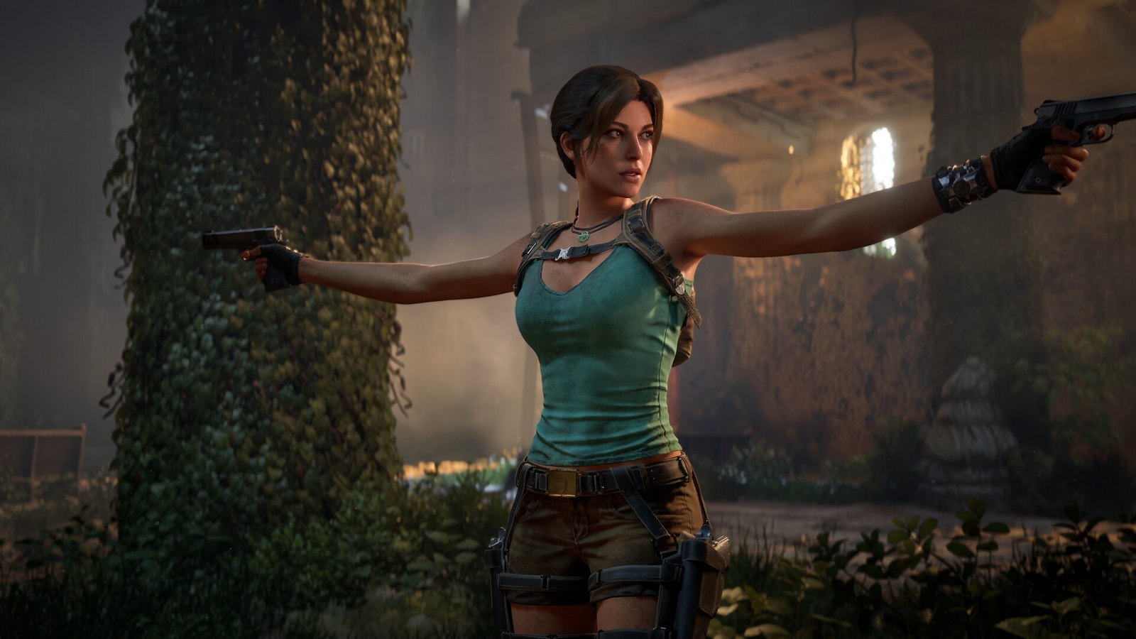 Lara Croft, en débardeur vert, tend deux pistolets de chaque côté dans une salle en ruine envahie par la végétation.