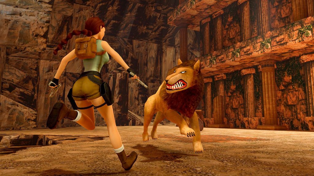 Lara Croft, vue de dos avec sa longue tresse et son sac, court vers un lion qui charge dans une cour bordée de colonnes.