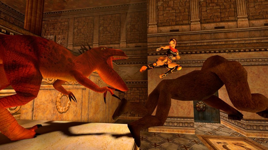 Lara Croft, en tenue orange, saute au-dessus d'un dinosaure rouge dans une salle de palais aux murs ocre.