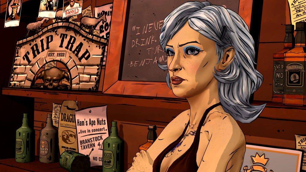Une femme aux cheveux blancs accoudée au comptoir d’un bar, devant une enseigne en bois portant le nom Trip Trap.