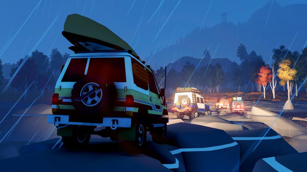 Un convoi de 4x4 roule de nuit sous la pluie, phares allumés, sur une route bordée d’arbres.
