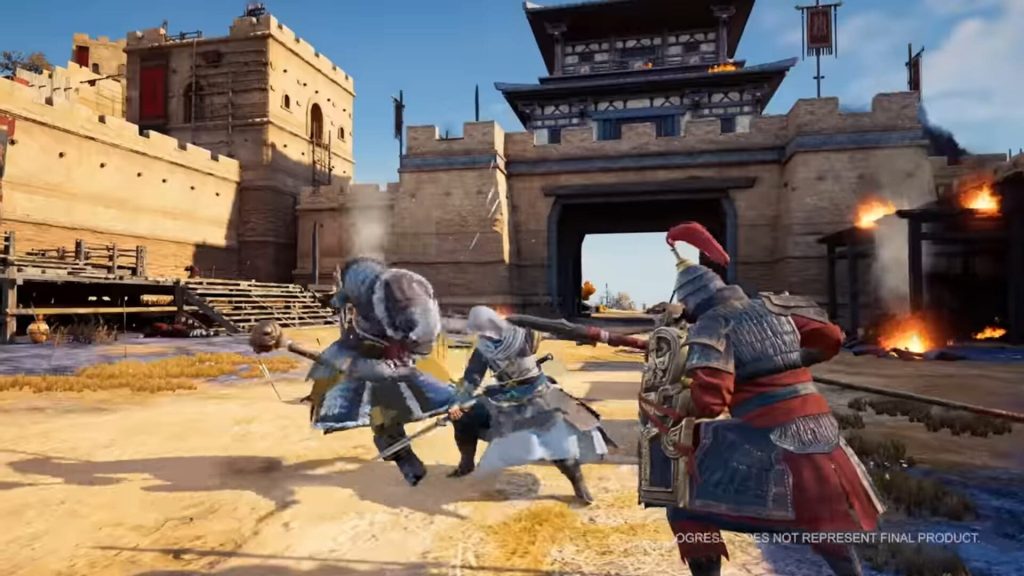Trois personnages en tenue d’assassin se battent au sabre devant la porte fortifiée d’une cité chinoise, des flammes à droite.