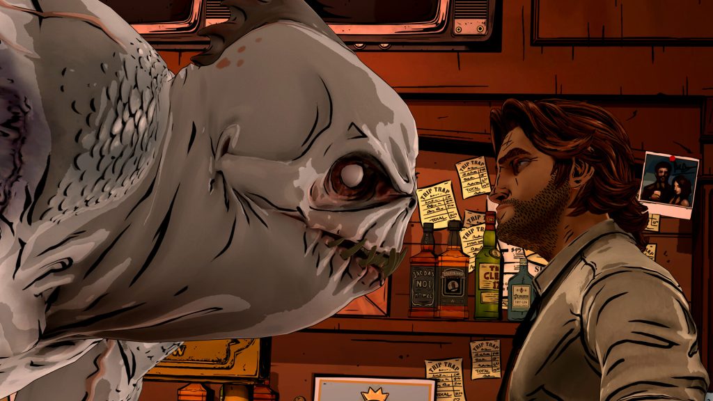 Dessin : une créature pâle à tête de poisson, immense, se penche par-dessus un comptoir vers un homme aux cheveux longs en chemise, devant un mur de bouteilles et de photos.