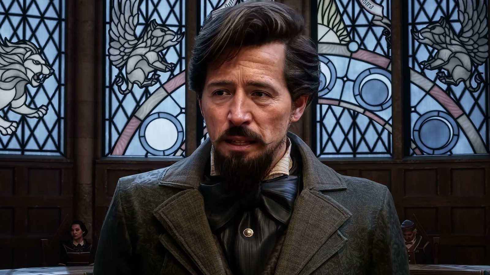 Un professeur barbu de Poudlard, en redingote verte et lavallière, devant des vitraux ornés de lions et de griffons, dans la démonstration de DLSS 5 pour Hogwarts Legacy.